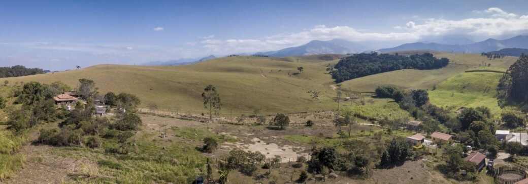 Vista aérea de paisagem rural e casa/museu sobre tropeiros de Wellington Galvão na área rural de Guaratinguetá